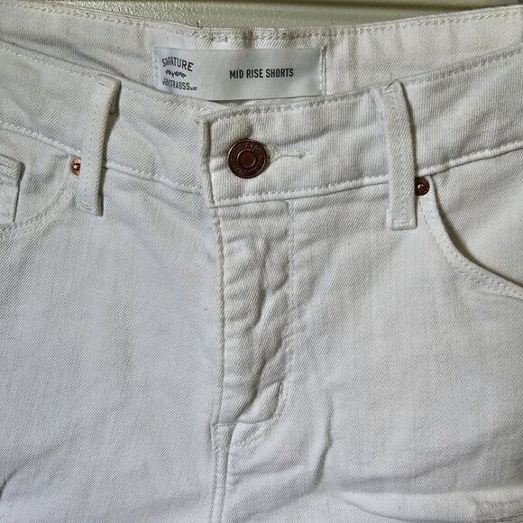 EUC WHITE SIGNATURE LEVIS STRAUSS MID RISE SHORTS SIZE 12 / 31W - Picture 6 of 14